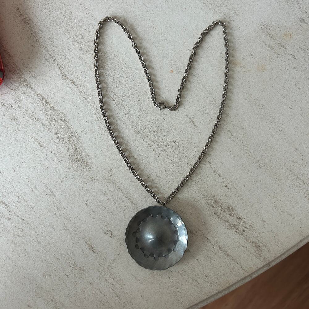 Vintage Modernist Hammered Silver Disc Pendant Necklace - Scalloped Edge - 18" - Picture 2 of 5